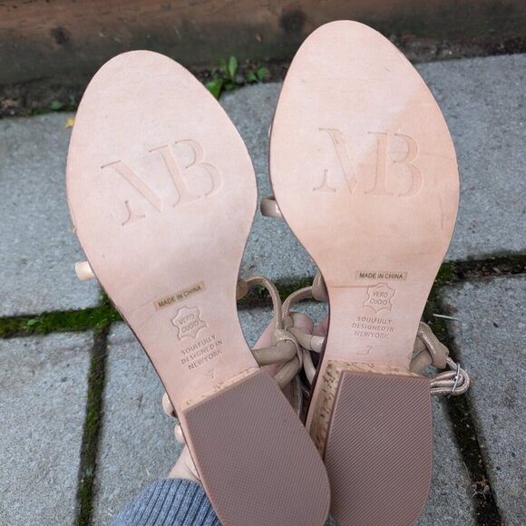 Beautiful matt bernson metallic gold sandal with block heel. Sz 7 - Picture 5 of 5